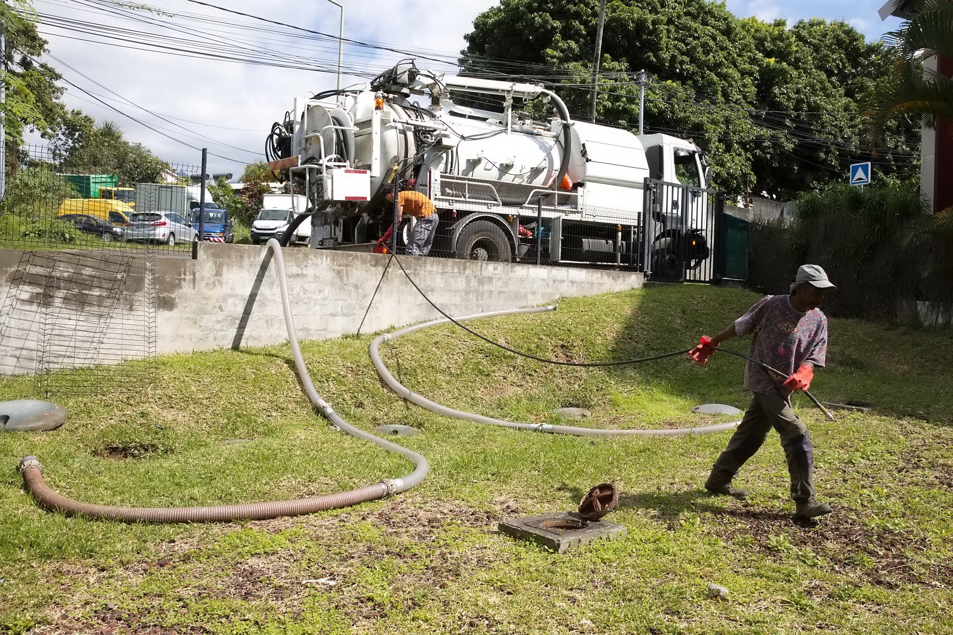 Tirage d'un tuyau de vidange vers une fosse