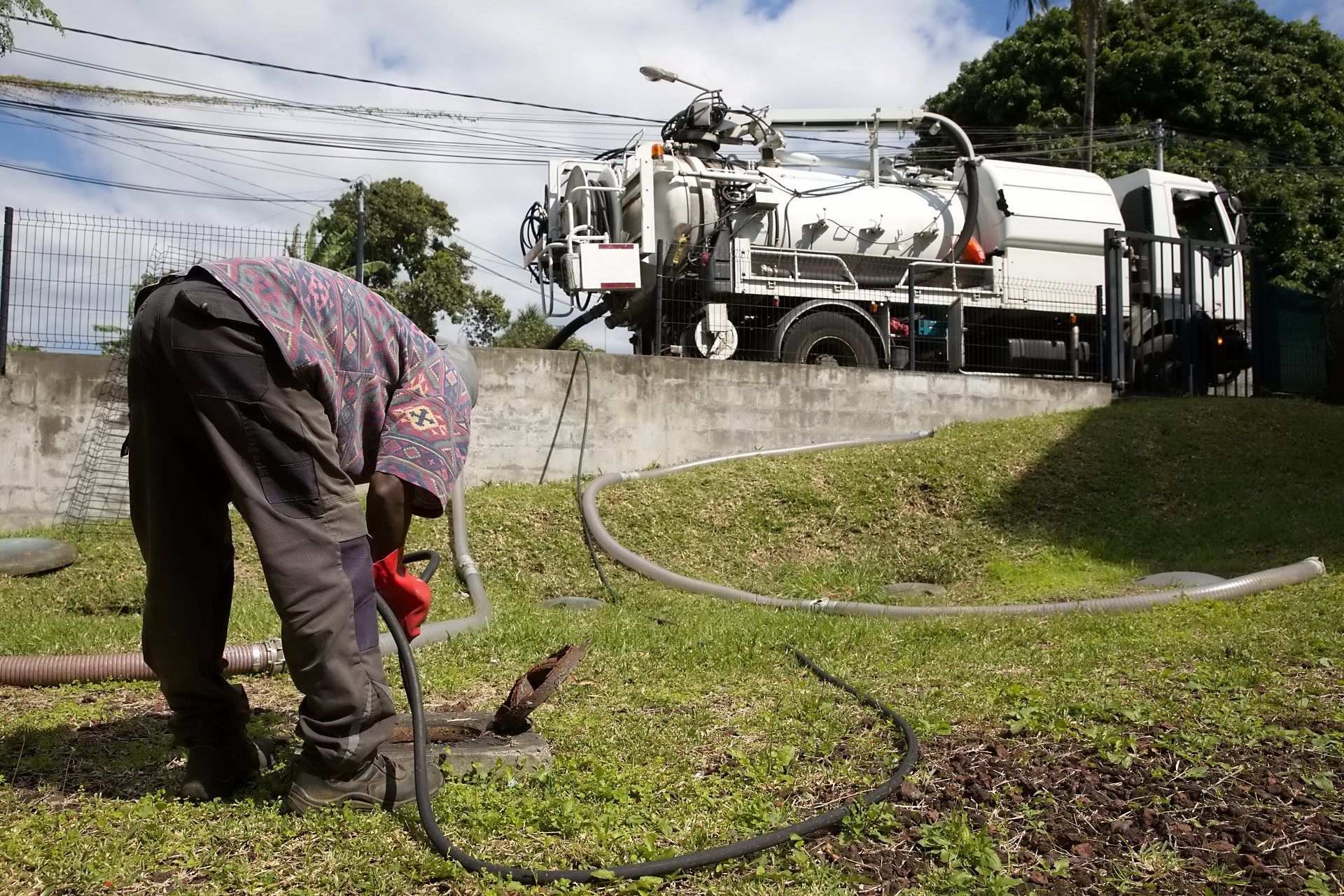 Professionnel en train de déboucher une canalisation