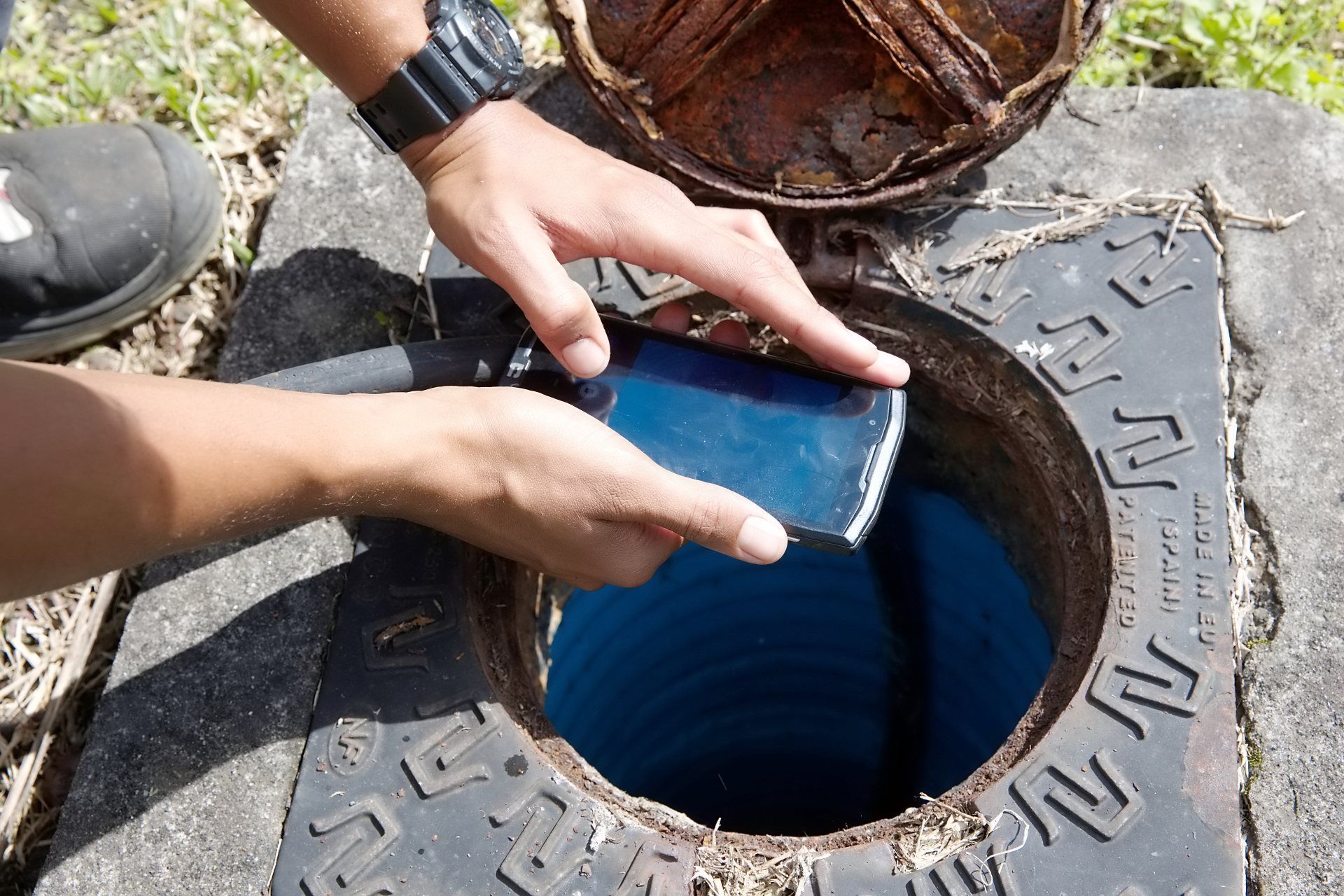 Ouverture d'une bouche d'égout par un vidangeur