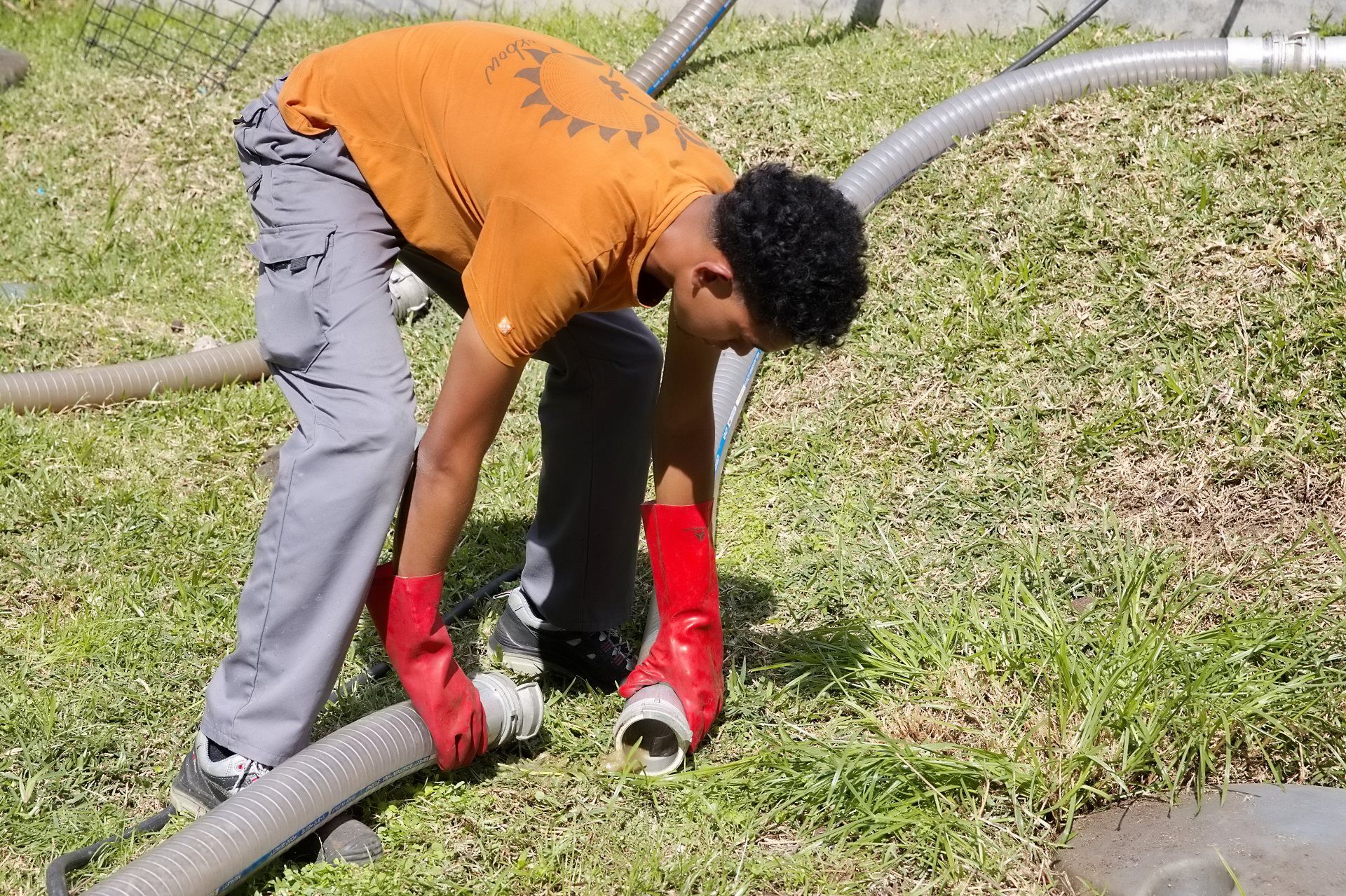 Vidangeur raccordant son tuyau de vidange