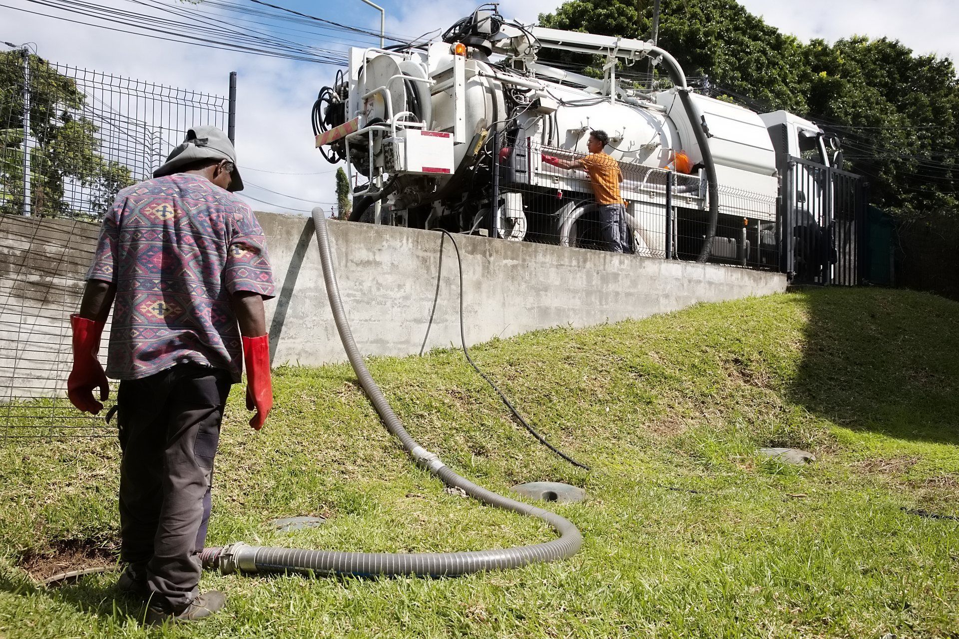 Professionnel vidangeur pris de dos