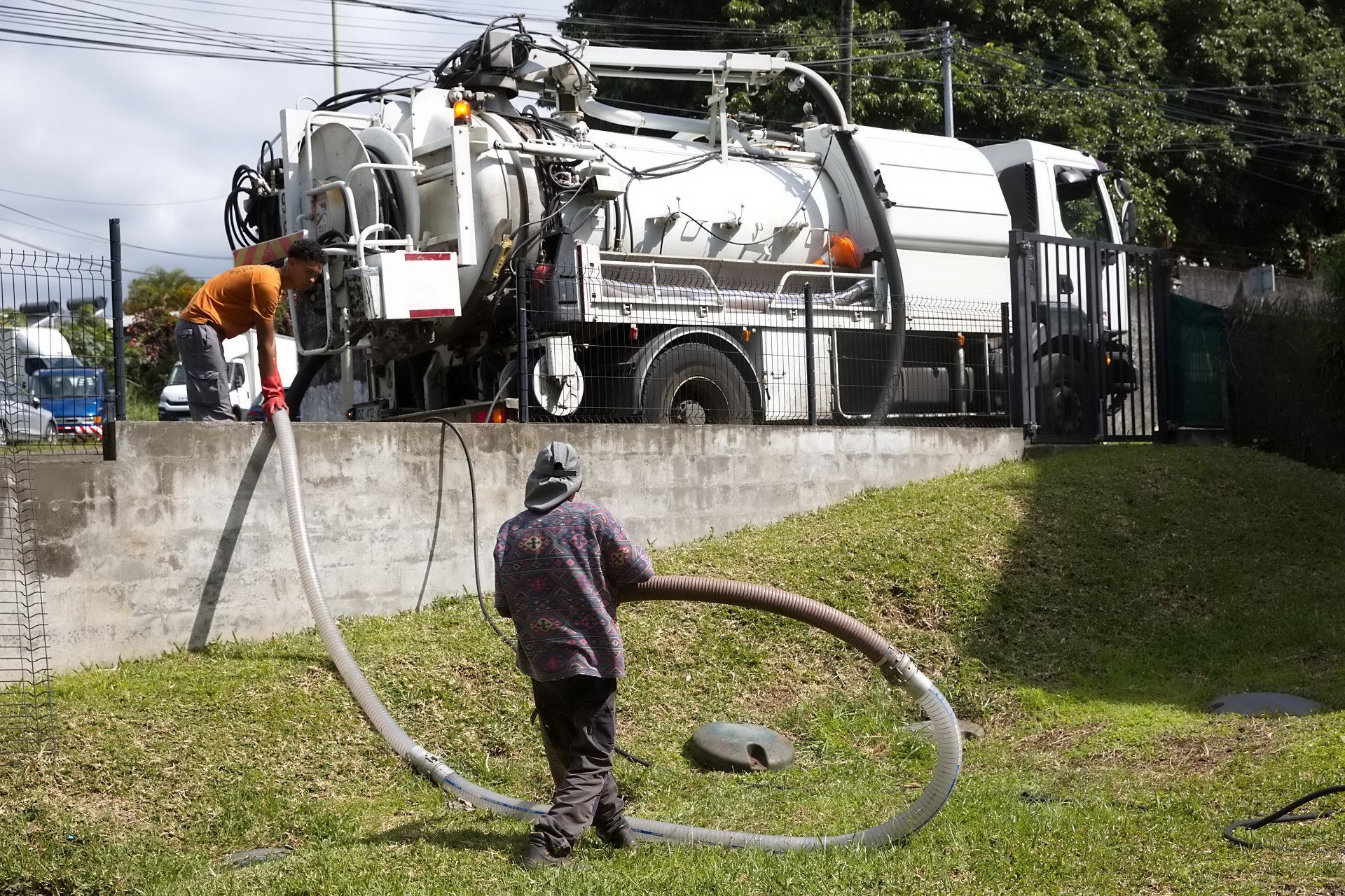 Vidangeur en train de travailler sur une fosse