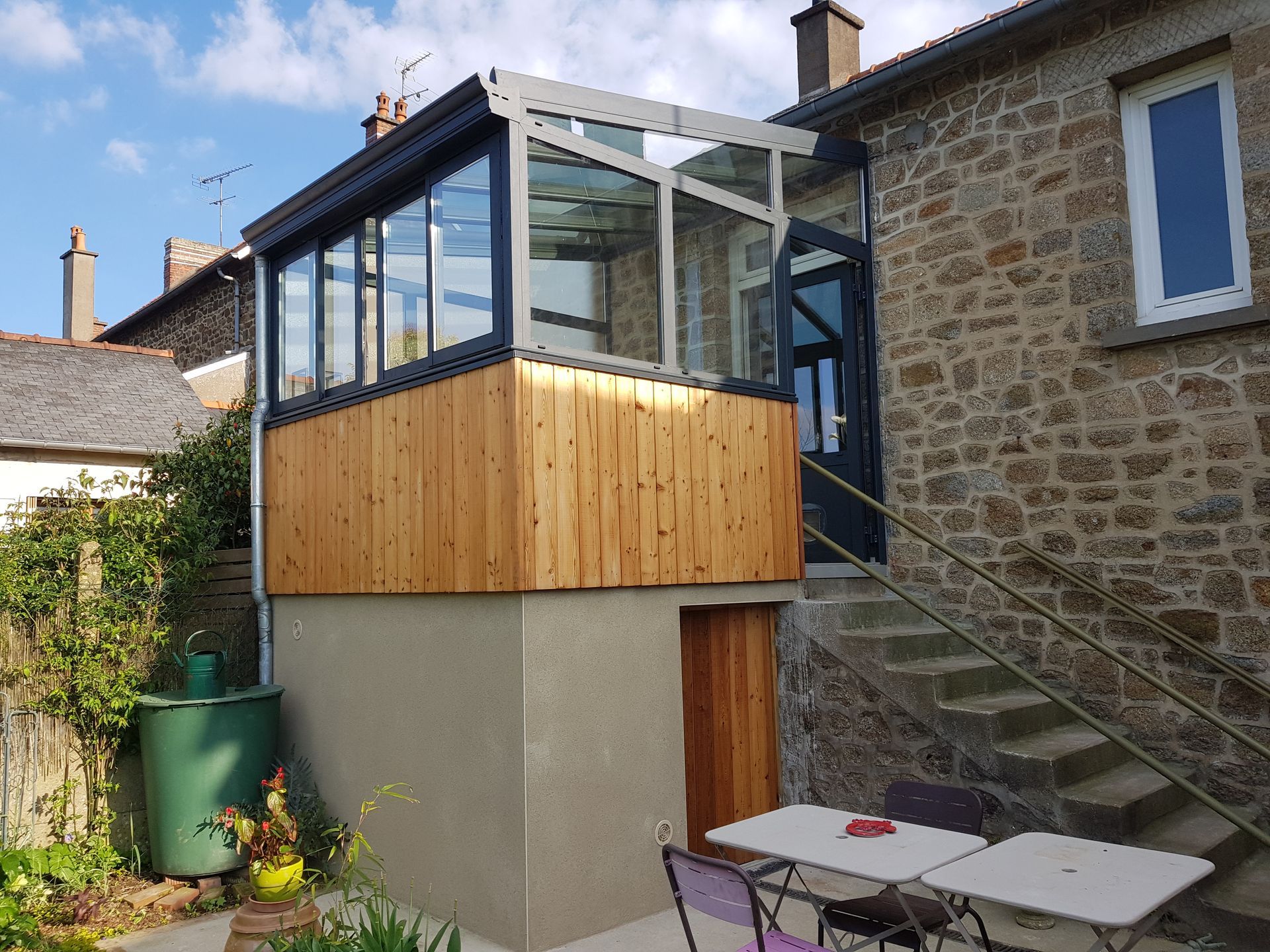 Deux fenêtres en alu dans une chambre