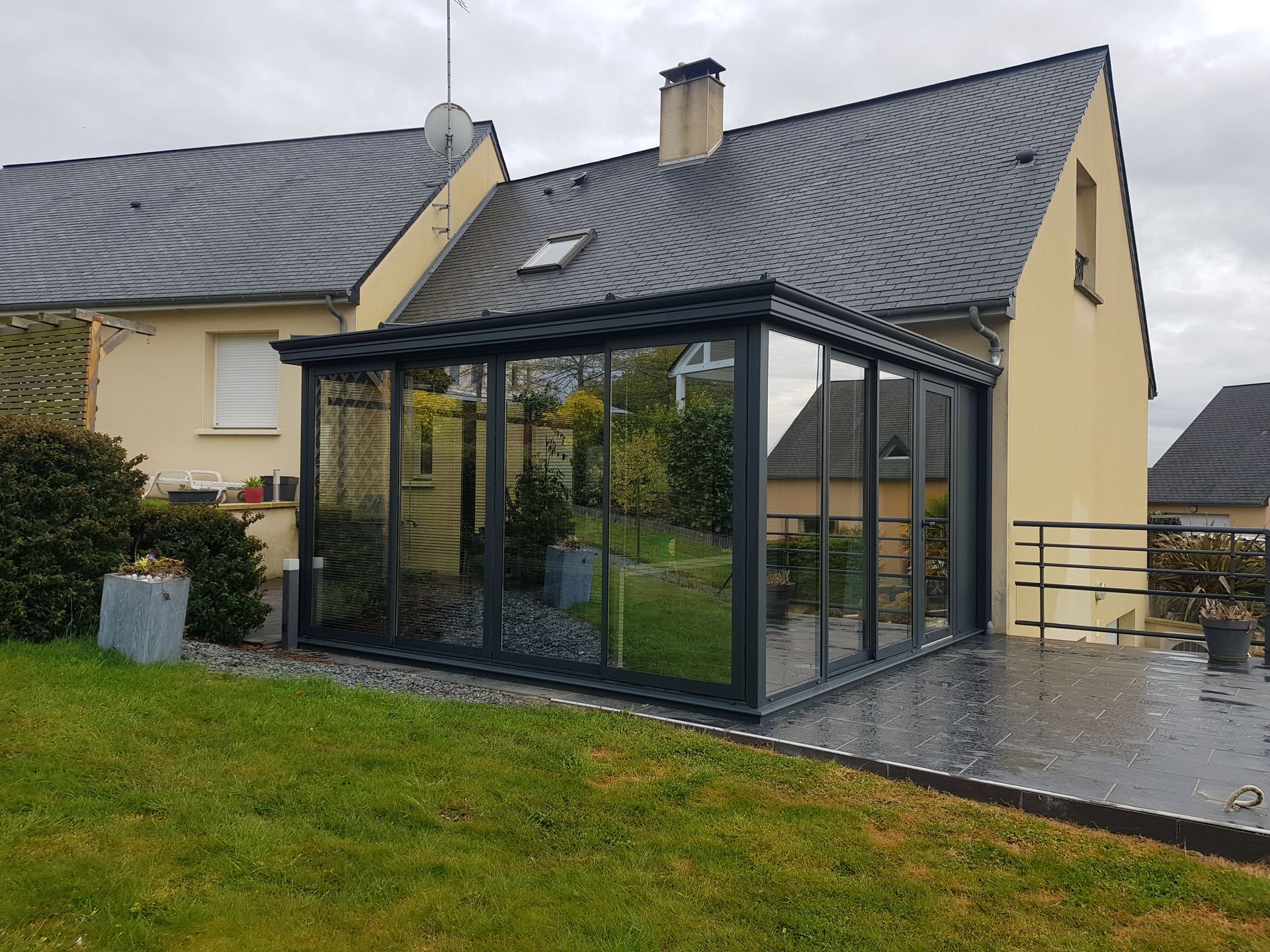 Véranda sur terrasse carrelée