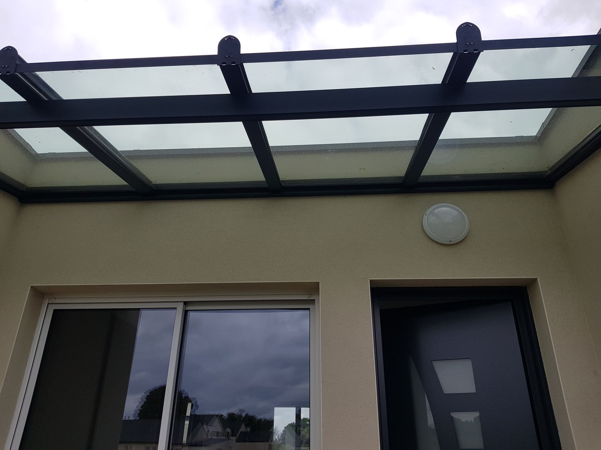 Deux fenêtres en alu dans une chambre