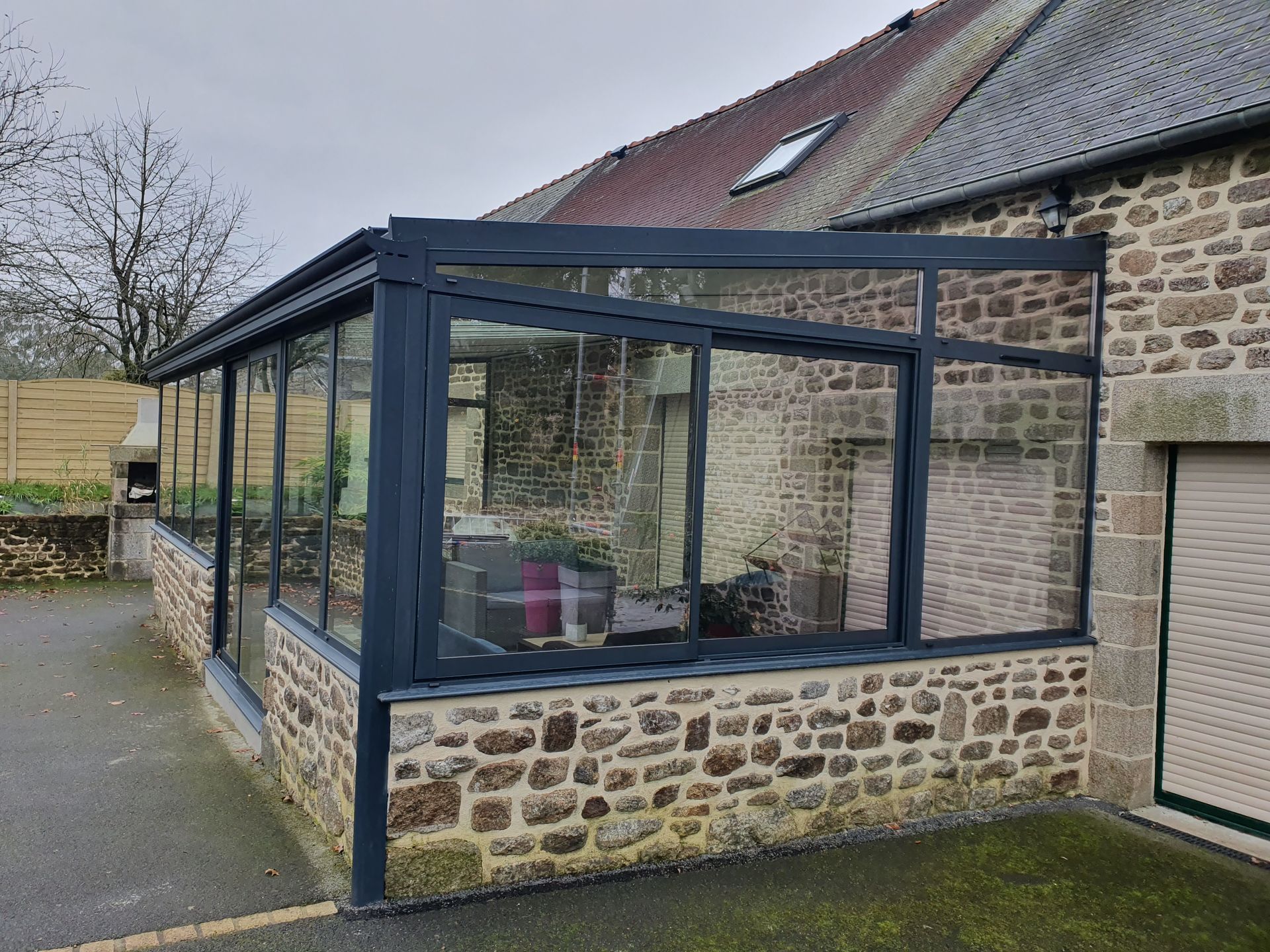 Véranda avec soubassement en pierres