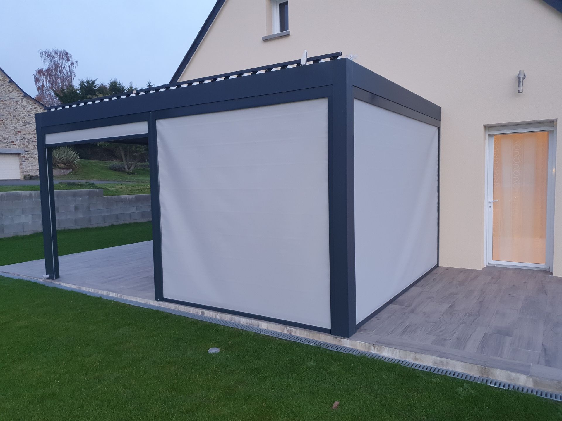 Pergola avec stores intégrés