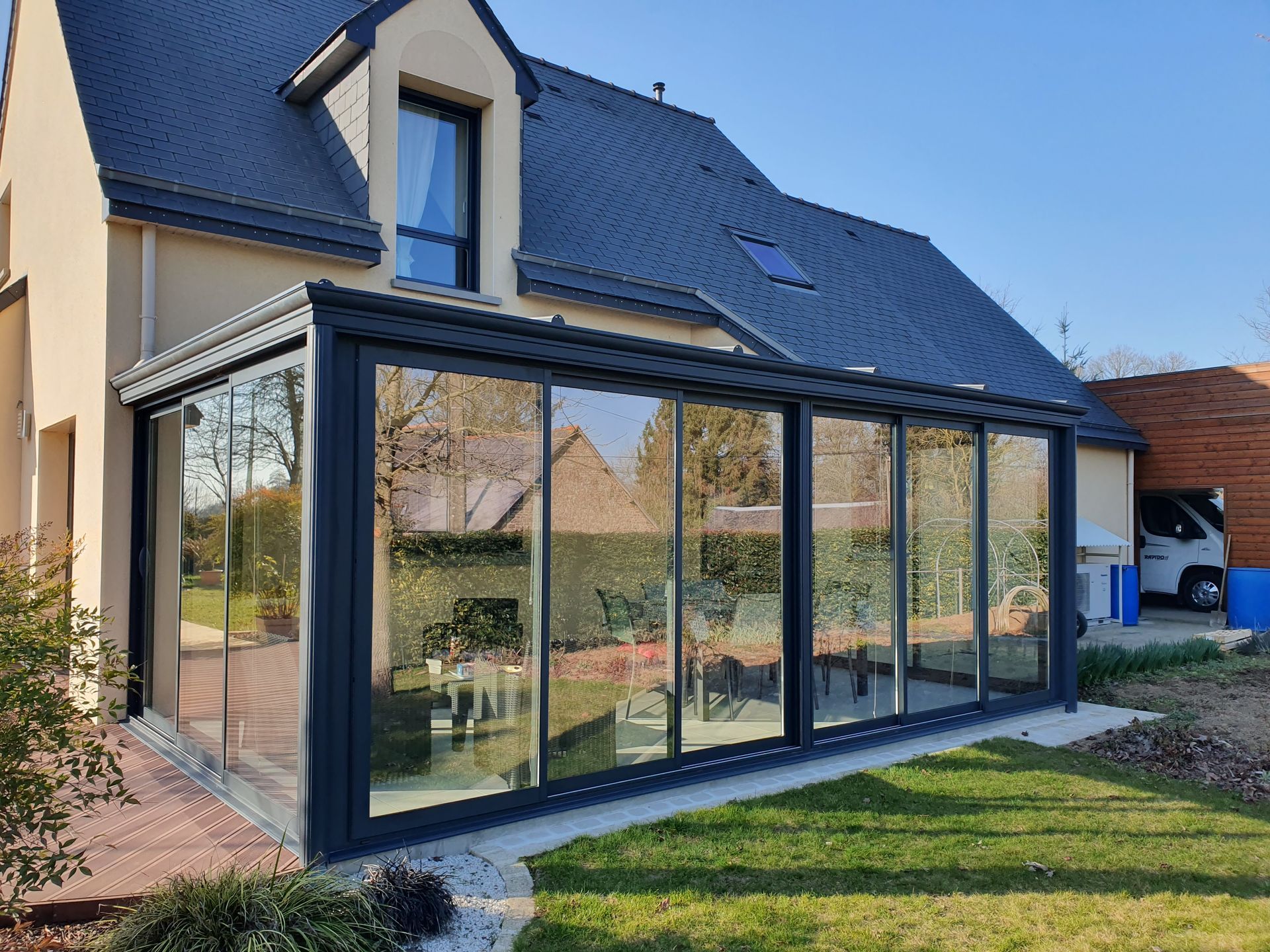 Véranda à toiture chevron autoportant