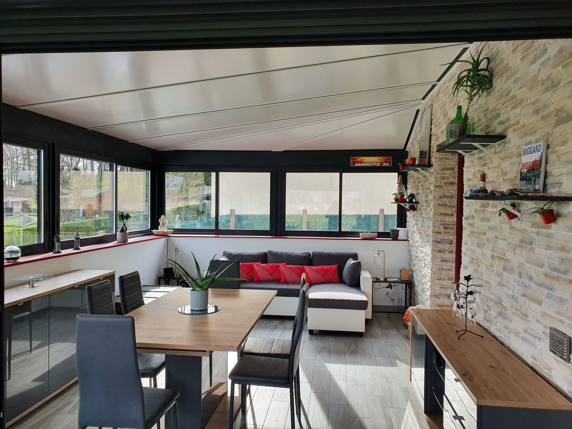 Intérieur d'une véranda entièrement aménagée en salon