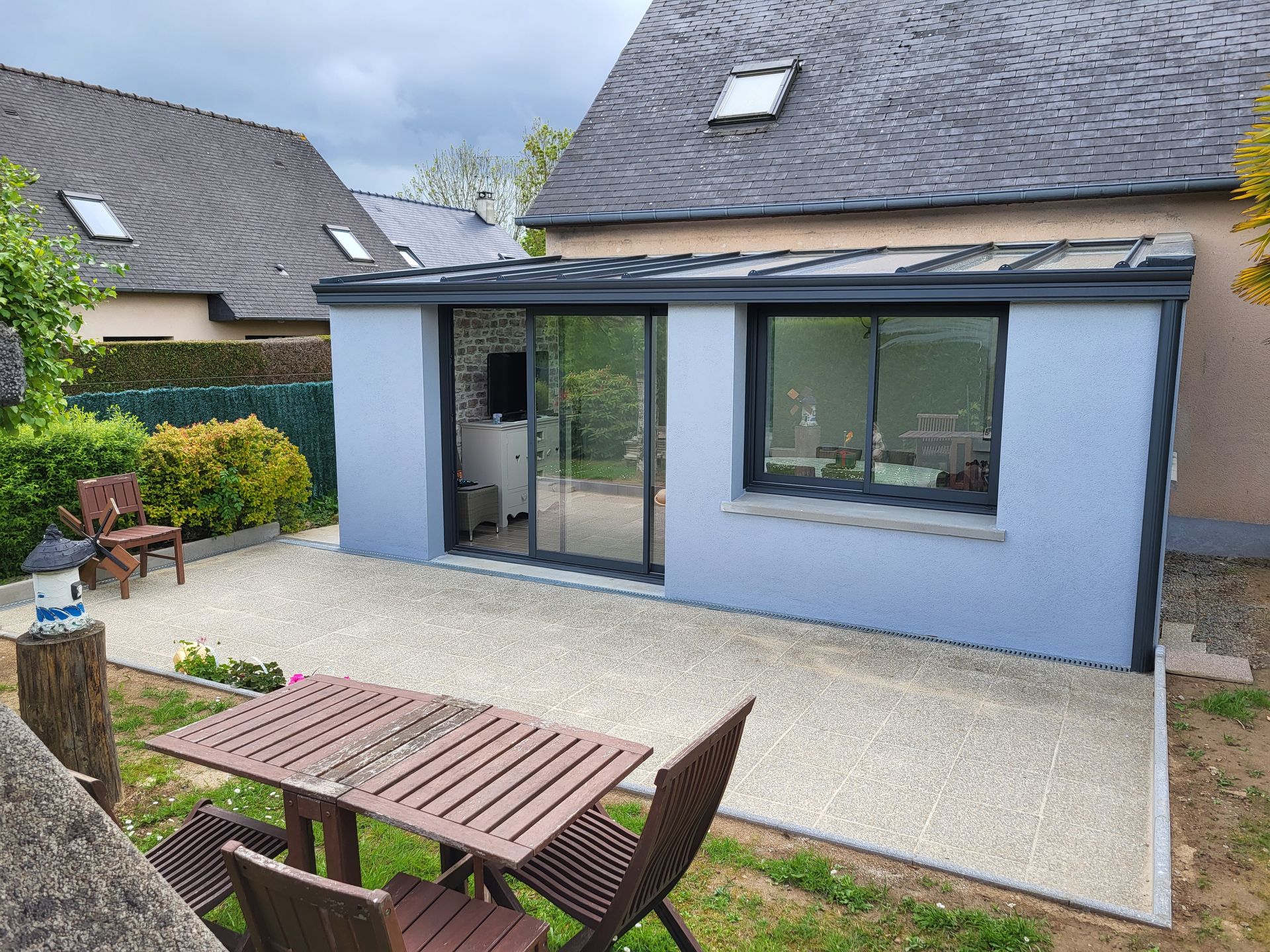 Véranda en aluminium avec des murs bleus