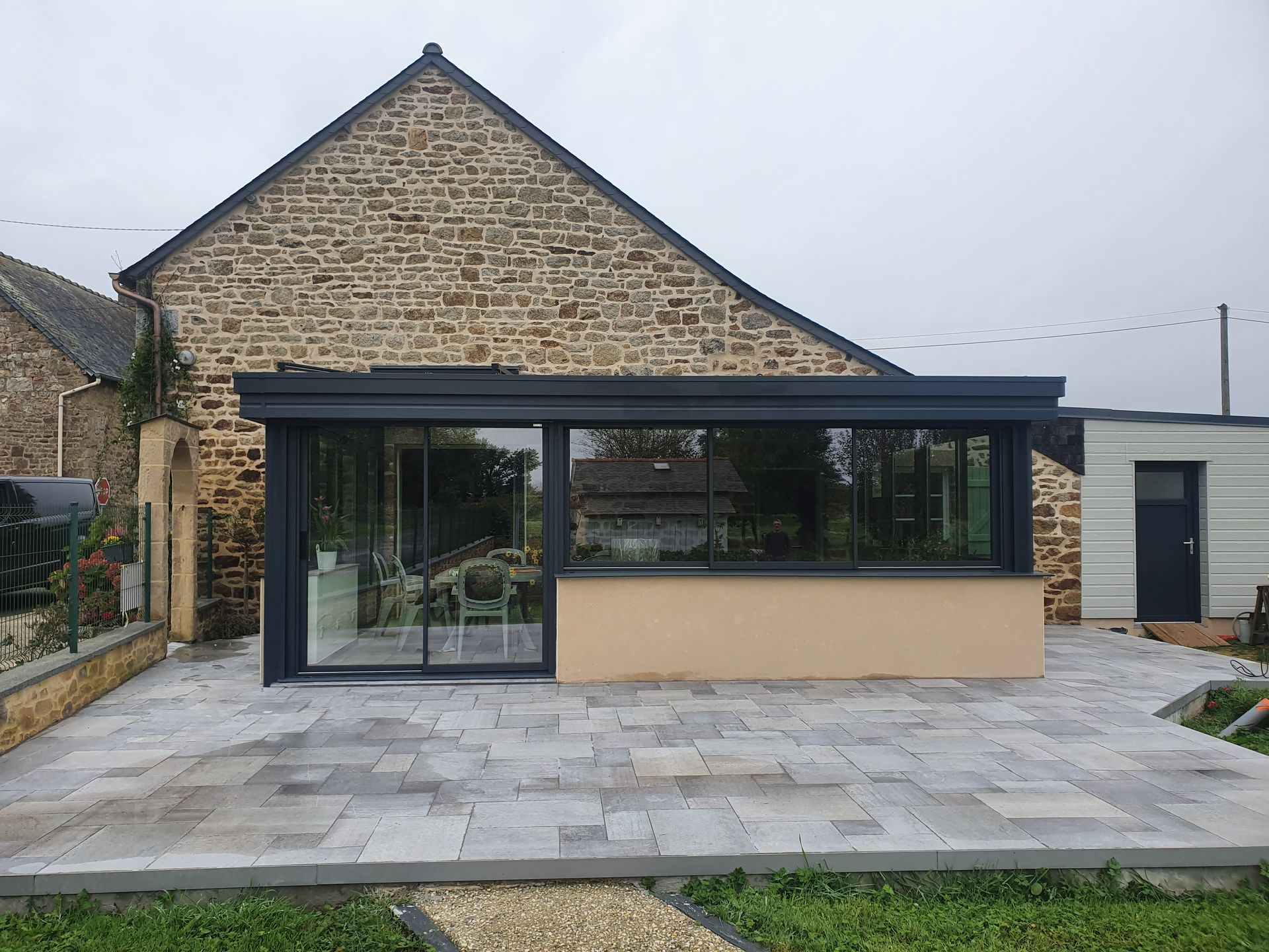 Véranda avec soubassement maçonné