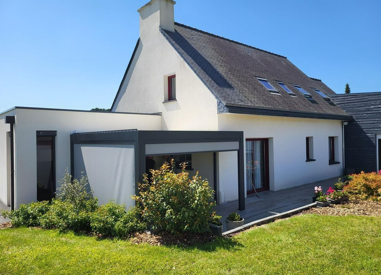 Pergola sur une terrasse avec des stores intégrés