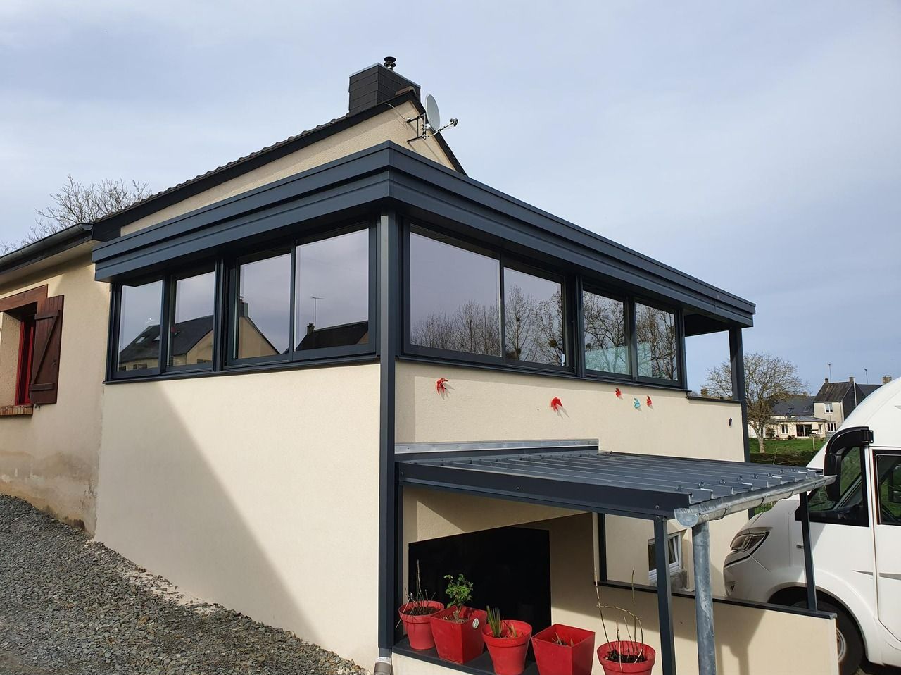 Deux fenêtres en alu dans une chambre