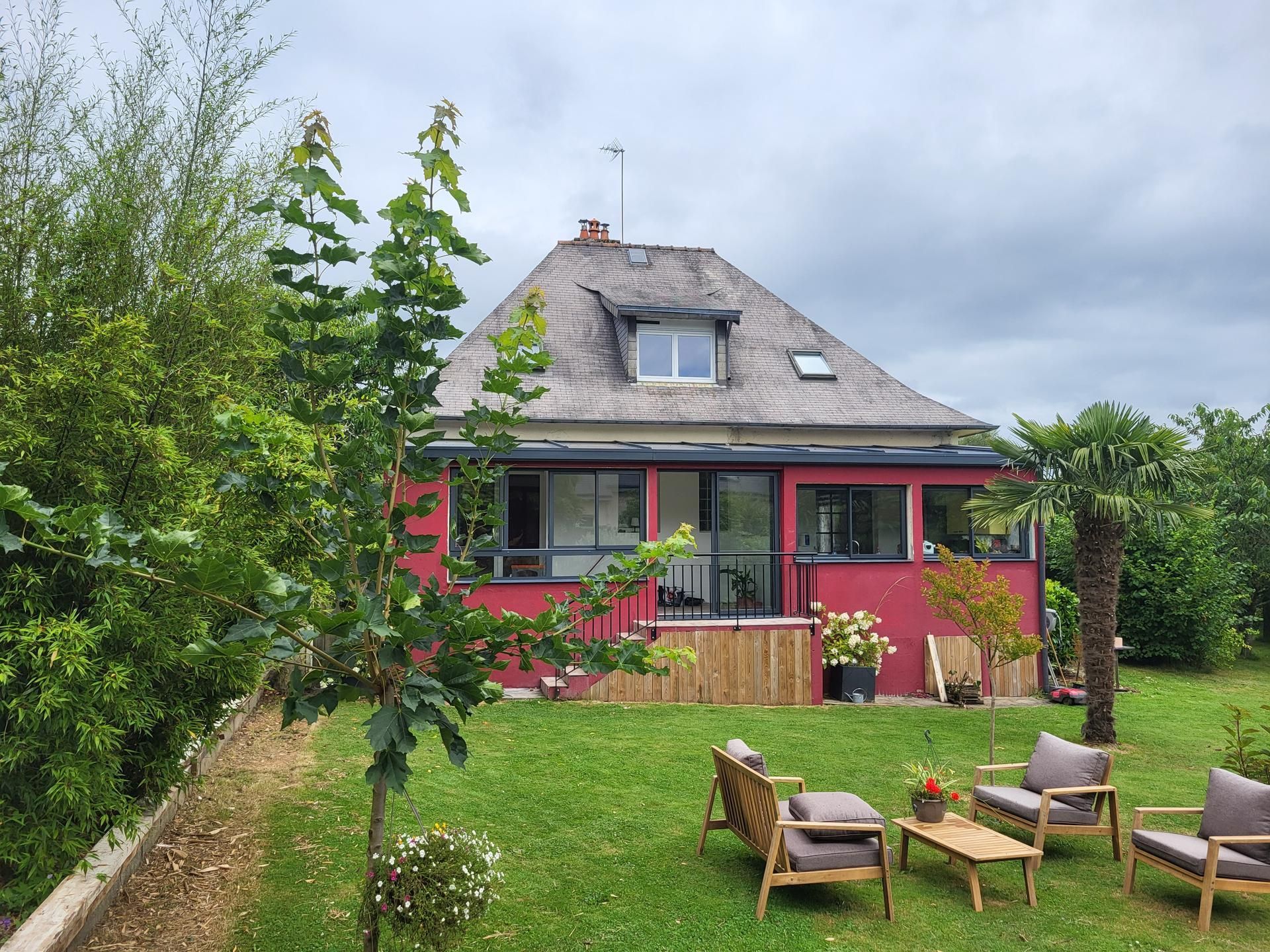 Véranda en aluminium avec des murs rouges