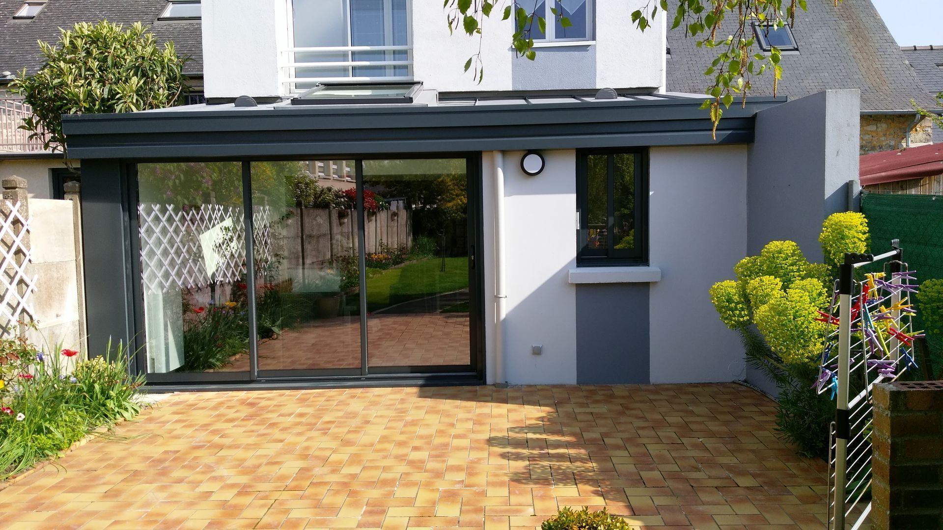 Extension de maison avec baies vitrées en alu noir