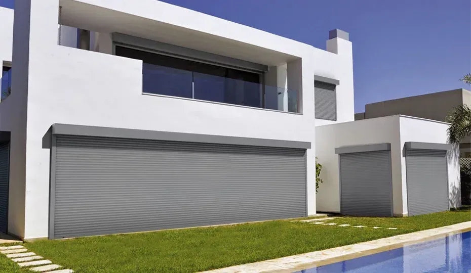 Volets roulants gris dans une villa