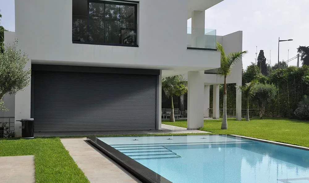 Villa avec piscine et volet roulant anthracite