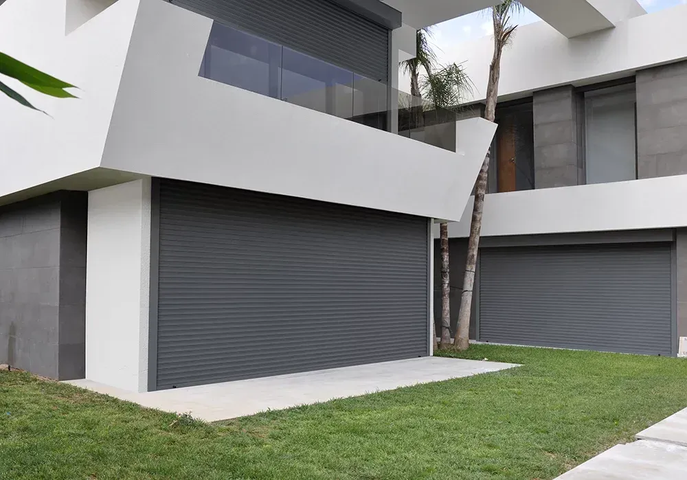 Volets roulants gris dans une villa moderne