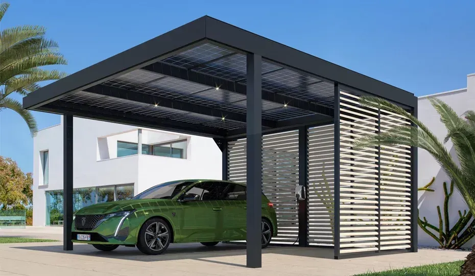 Carport en aluminium et lattes en bois avec une voiture verte garée dessous