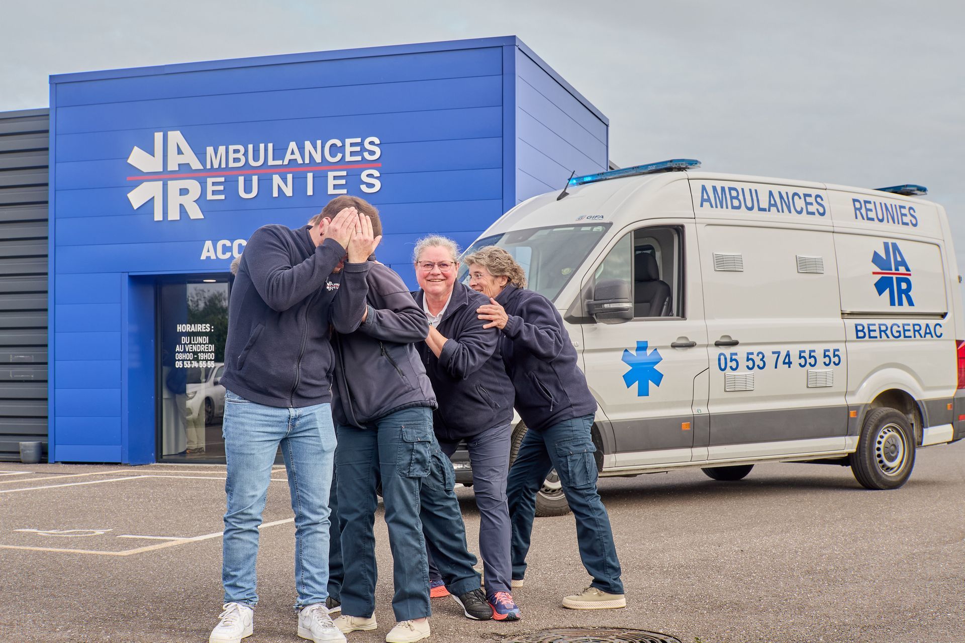 Équipe d'ambulanciers devant un véhicule