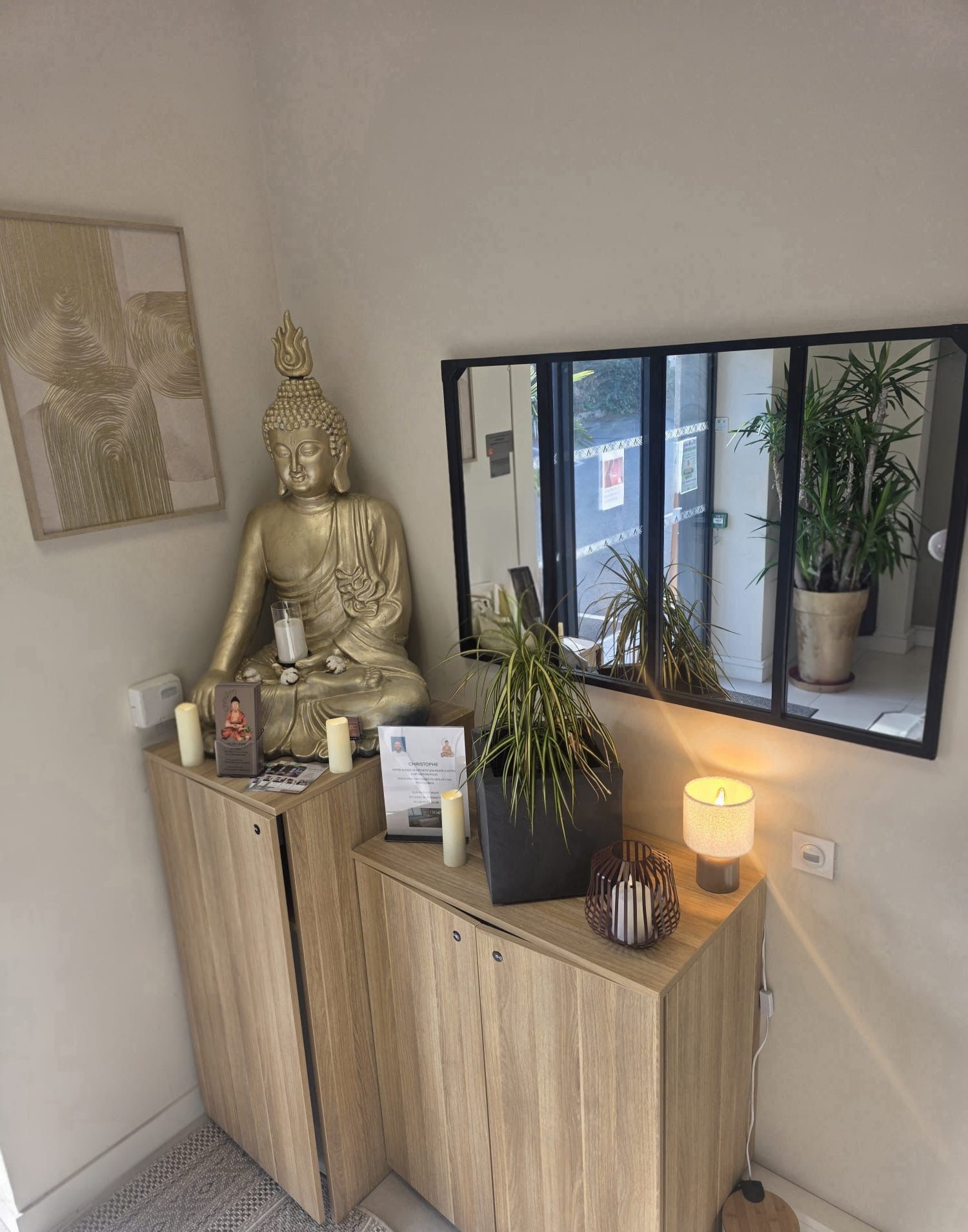 Un masseur utilise un outil en bois sur le dos d’un client dans une salle de soins de spa