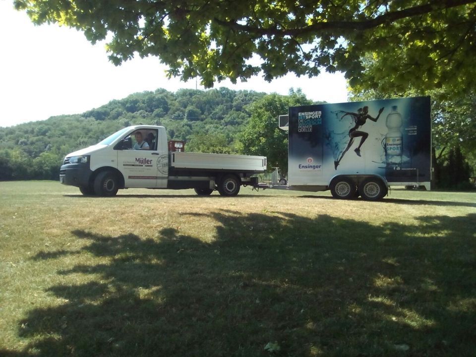 Lieferfahrzeug des Getränkehandels mit großem Anhänger