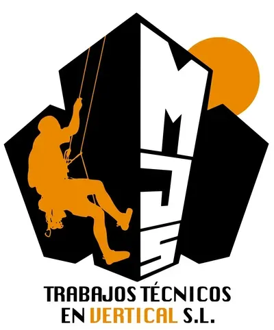 Silueta de una persona haciendo rapel en una pared de roca negra bajo un sol naranja; "Trabajos Técnicos en Vertical SL"