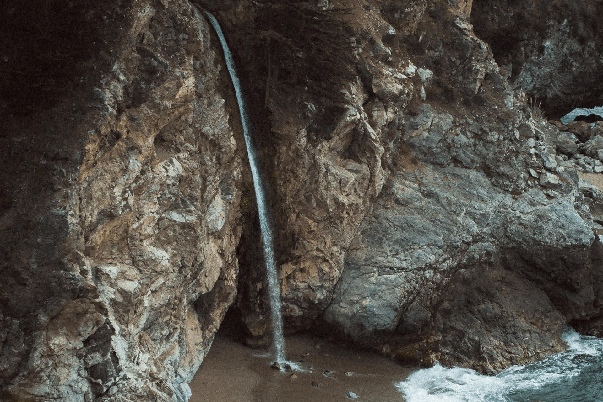 Chute d'eau et falaise