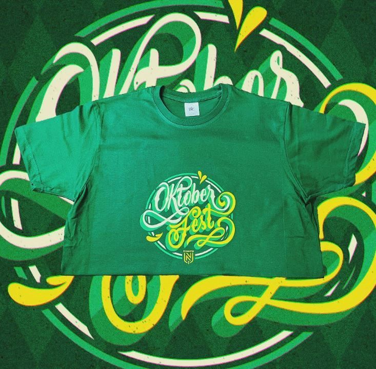 T-shirt vert avec logo jaune et blanc