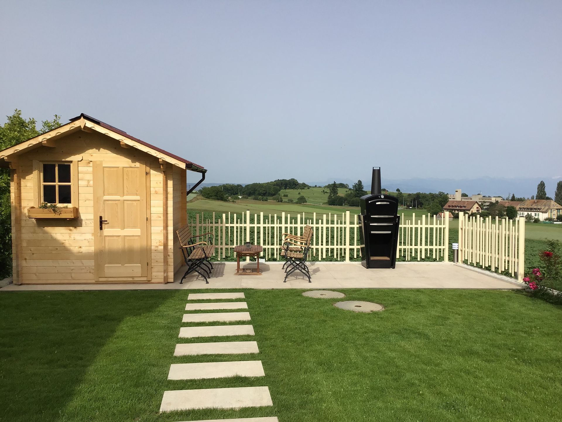 Une maison avec une pergola en bois devant