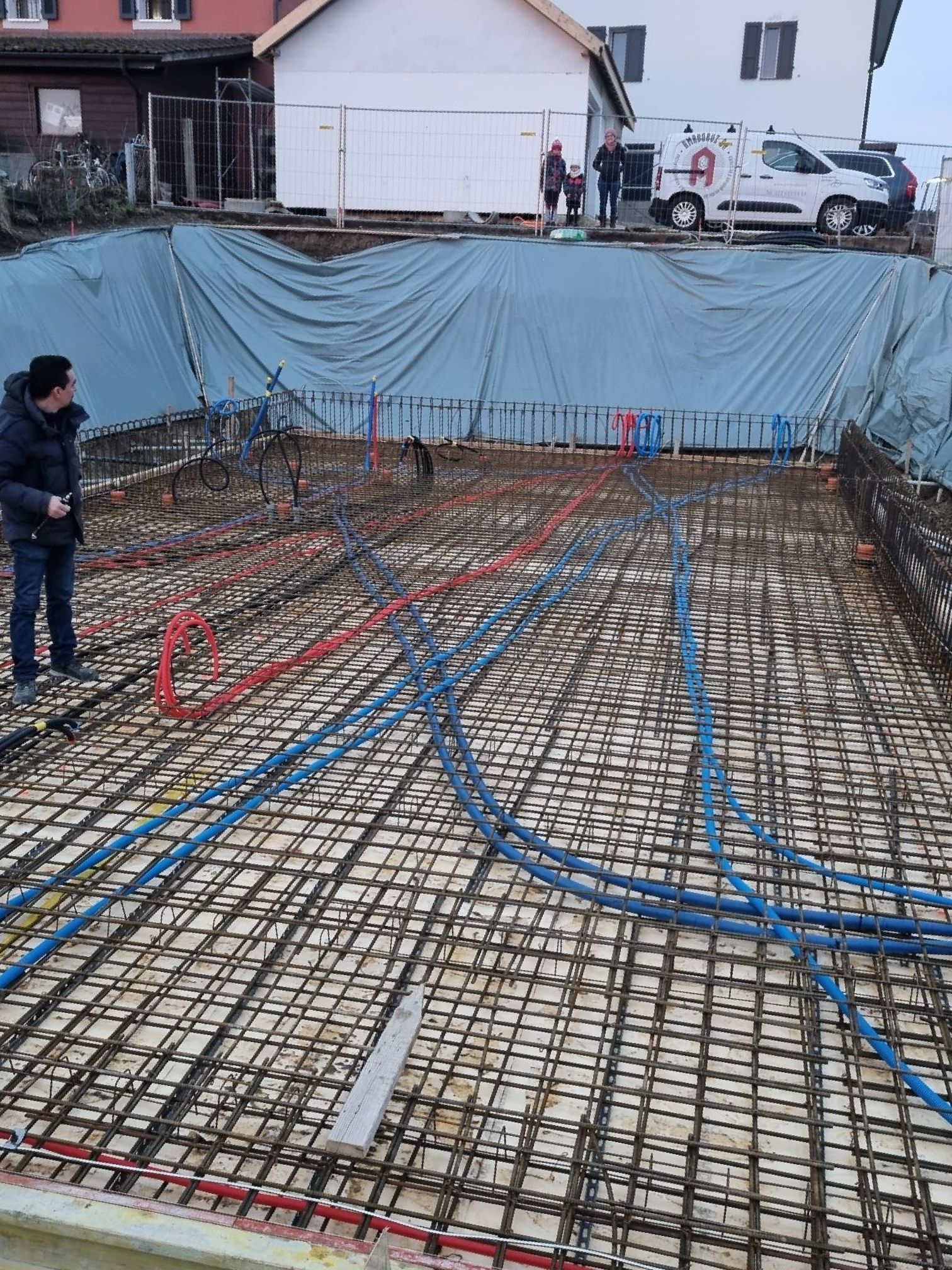 Il y a une allée en briques au milieu du jardin.