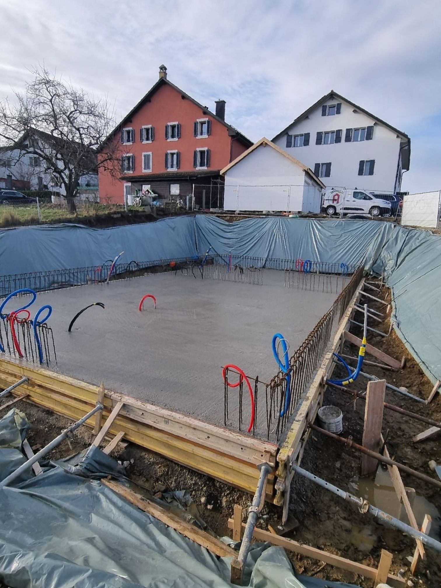 Une grande piscine dans l'arrière-cour d'une maison