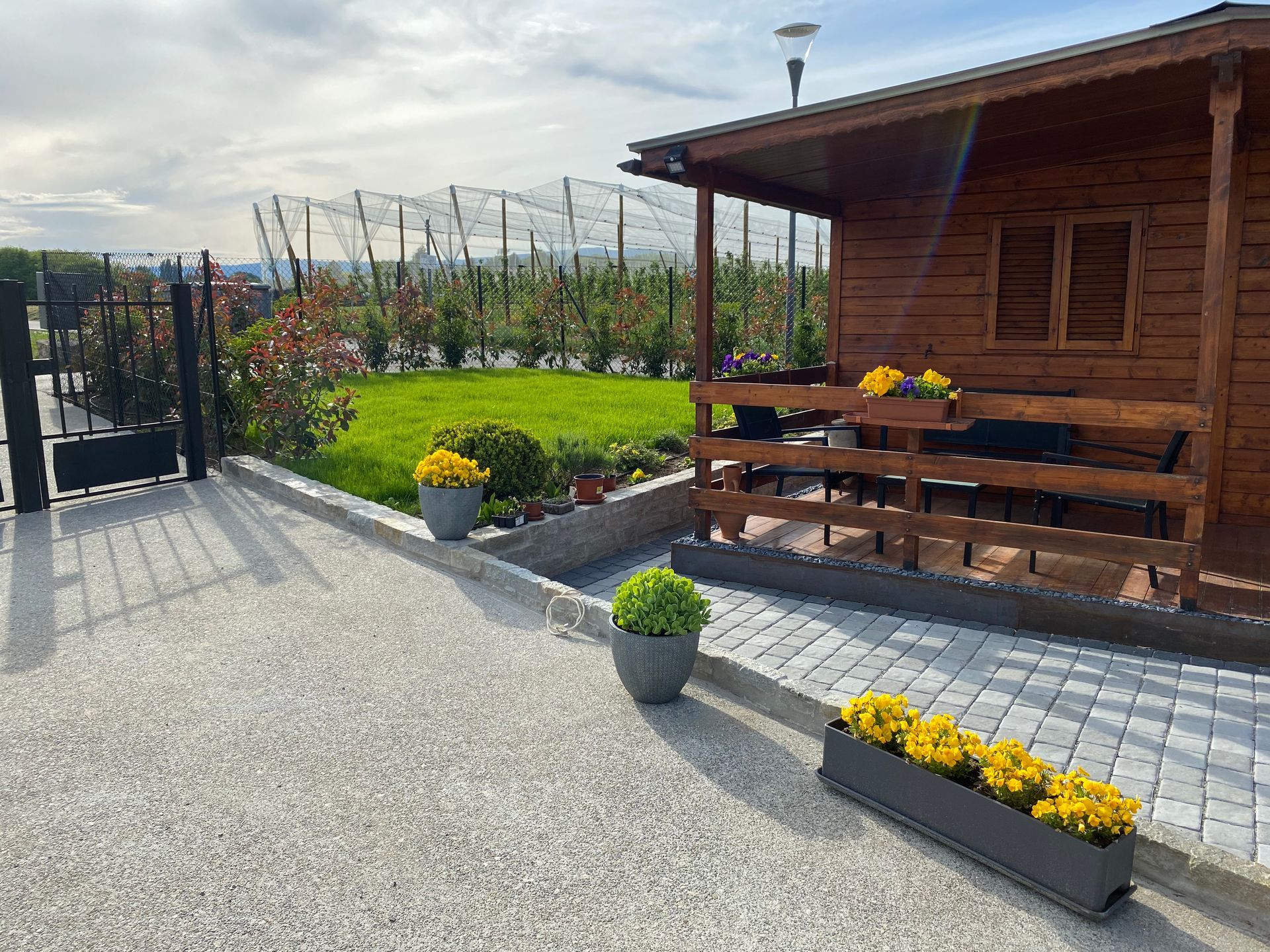 Une grande maison avec un grand patio avec un canapé et des chaises dessus.