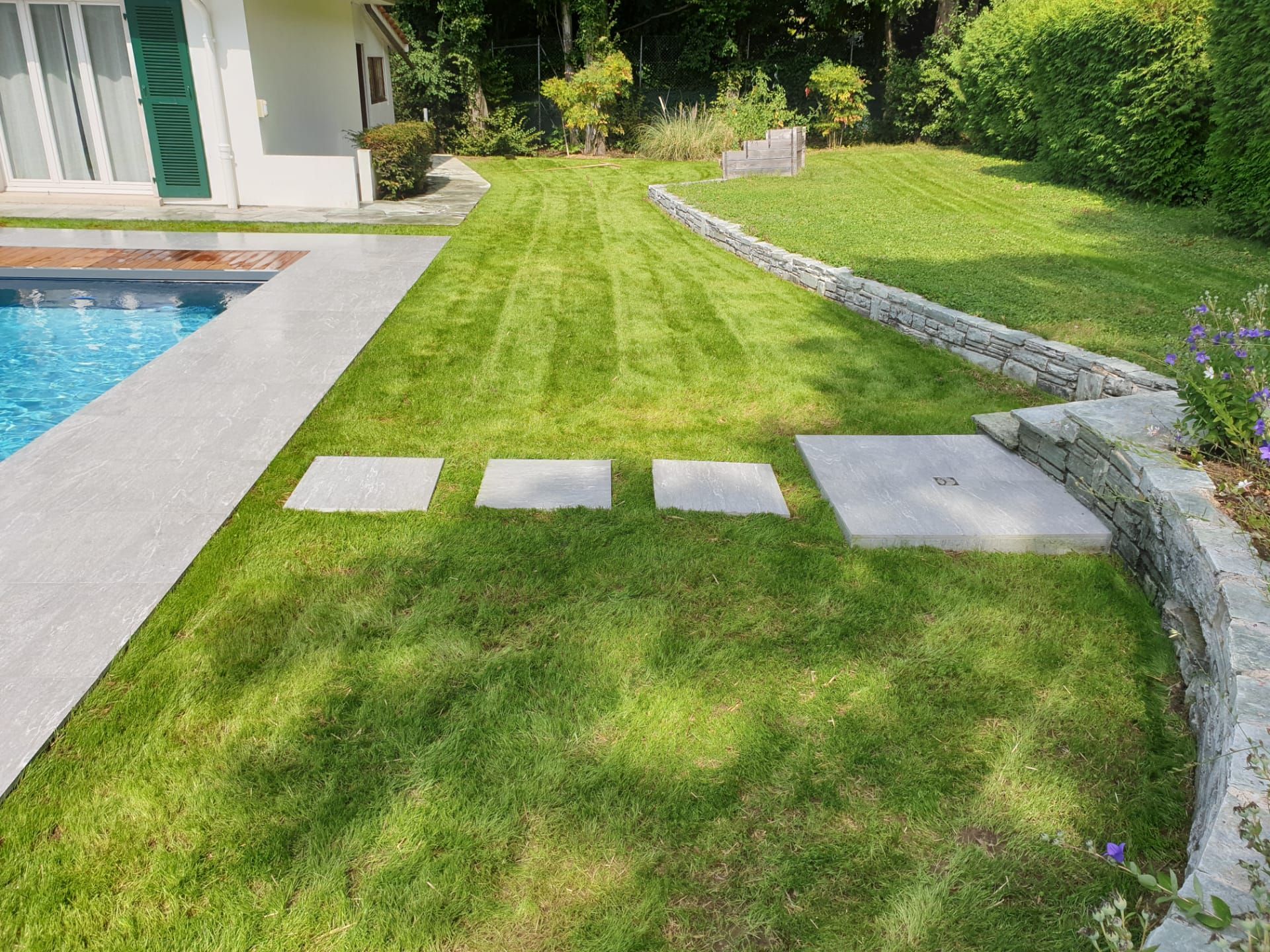 Une maison avec piscine et terrasse en bois