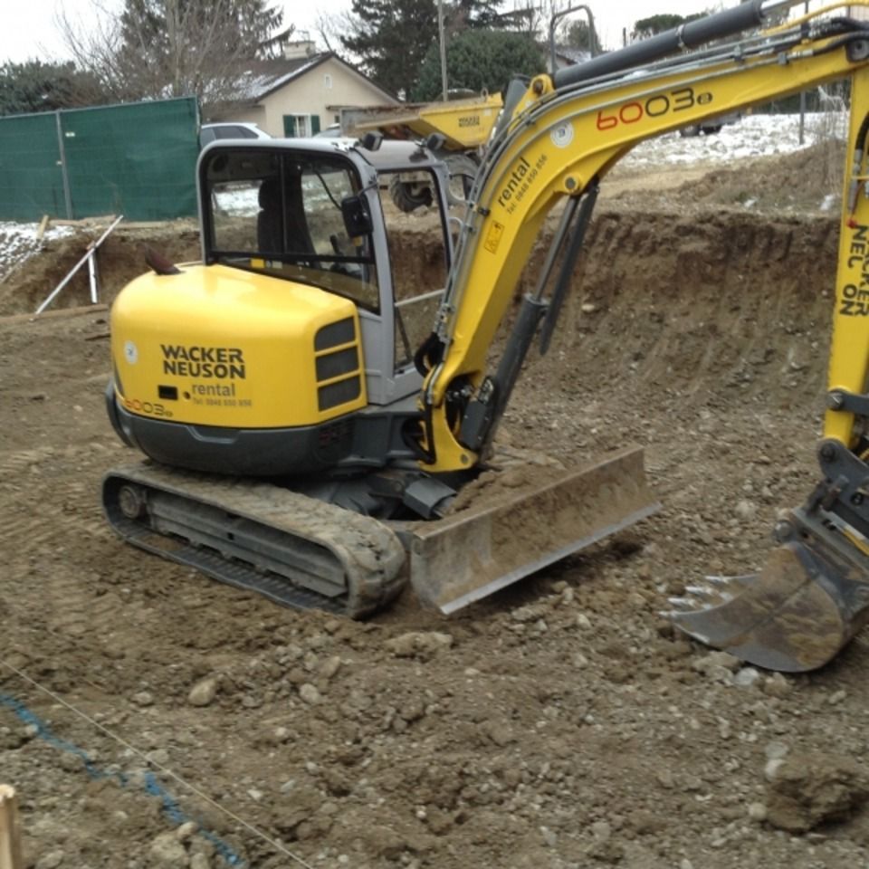 Une excavatrice jaune sur laquelle est écrit Wacker Neuson