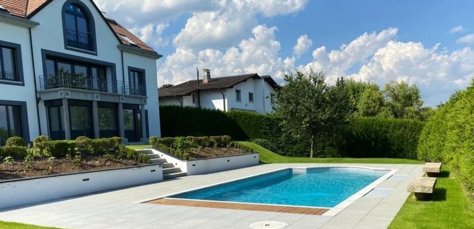 Une grande piscine dans l'arrière-cour d'une maison