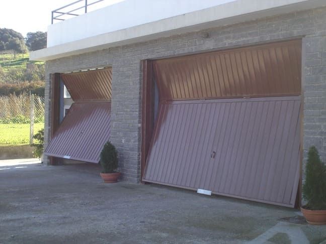 PUERTAS BASCULANTES CONTRAPESADAS