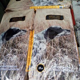 Una bolsa de comida para perros con una imagen de un perro en ella.