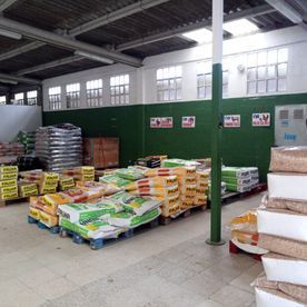 Un almacén lleno de muchas bolsas de comida