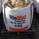 Una bolsa de arena está encima de una paleta de madera.