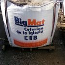 Una gran bolsa de arena está en el suelo.