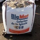Una gran bolsa de arena está en el suelo.