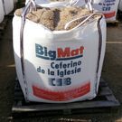 Una bolsa de arena está encima de una paleta.