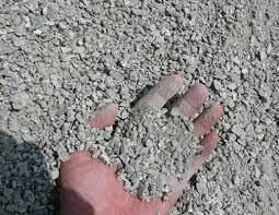 Una persona sostiene un montón de grava en su mano.