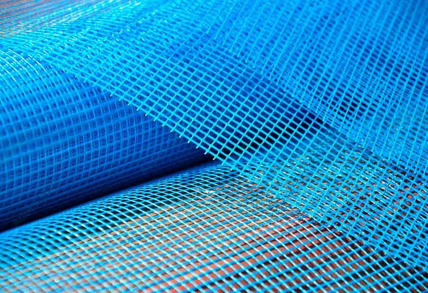 Un primer plano de un rollo de malla de plástico azul.