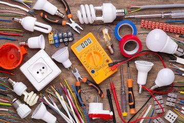 Hay muchos tipos diferentes de herramientas eléctricas sobre la mesa.