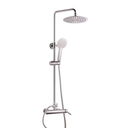 Un cabezal de ducha con una manguera conectada a él sobre un fondo blanco.