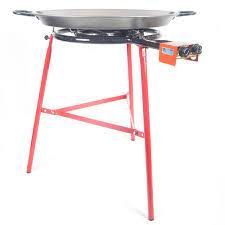 Una paellera está colocada encima de un soporte rojo.