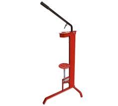 Un sacacorchos de vino tinto con mango negro sobre fondo blanco.