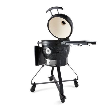 Una parrilla de barbacoa negra con la tapa abierta sobre un fondo blanco.